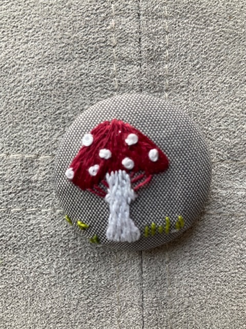 Bouton brodé "champignon"