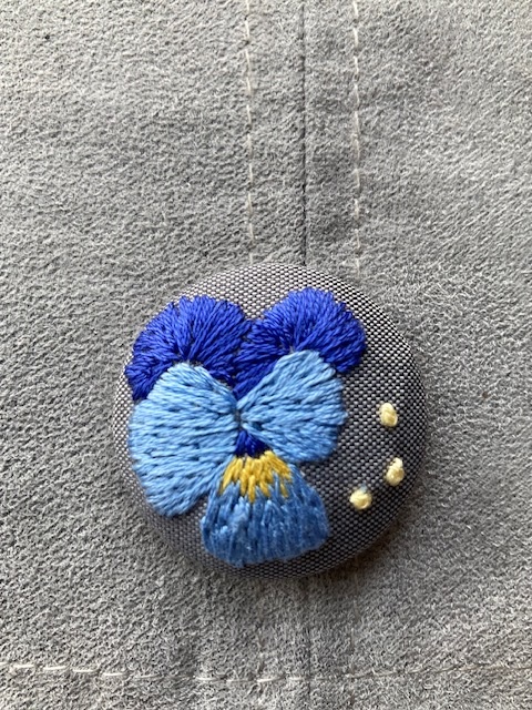 Bouton brodé "Pensée"